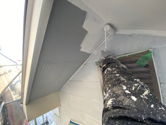 和歌山市密着の外壁塗装・屋根塗装専門店エースペイントの軒天の塗装　中塗り塗装