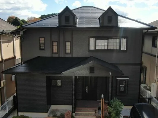【橋本市】　M様邸<br>『ブラックの屋根にチャコールベージュの外壁が新築のように素敵な仕上がりに…✧₊°』2