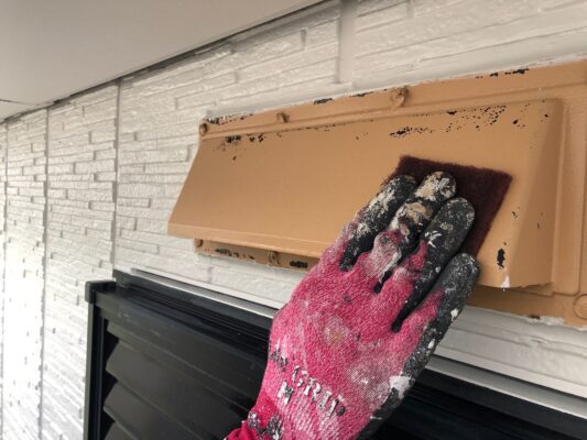 和歌山市密着の外壁塗装・屋根塗装専門店エースペイントの空気孔の塗装　ケレン