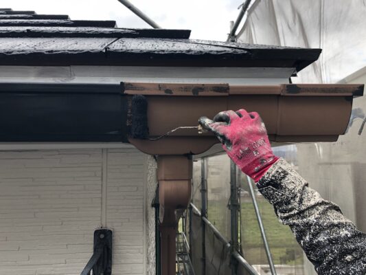 和歌山市密着の外壁塗装・屋根塗装専門店エースペイントの軒樋の塗装　中塗り塗装