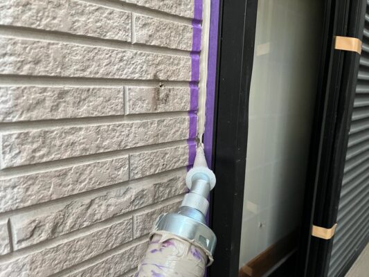 和歌山市密着の外壁塗装・屋根塗装専門店エースペイントの外壁の塗装　サッシ周り　コーキング打設