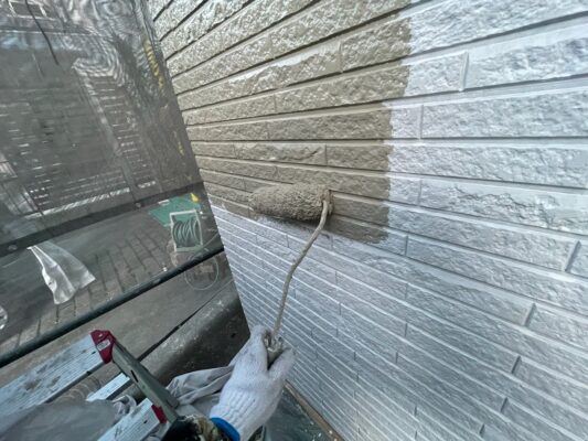 和歌山市密着の外壁塗装・屋根塗装専門店エースペイントの外壁の塗装　中塗り塗装　窯業系サイディングの塗装