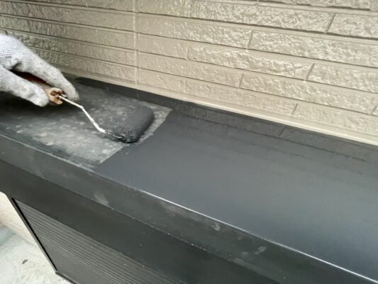 和歌山市密着の外壁塗装・屋根塗装専門店エースペイントのシャッターボックスの塗装　中塗り塗装