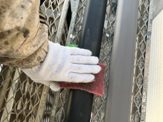 和歌山市密着の外壁塗装・屋根塗装専門店エースペイントのAC配管カバーの塗装　ケレン