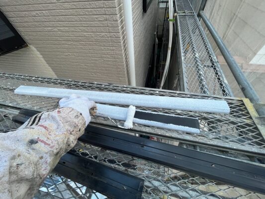 和歌山市密着の外壁塗装・屋根塗装専門店エースペイントのAC配管カバーの塗装　下塗り塗装