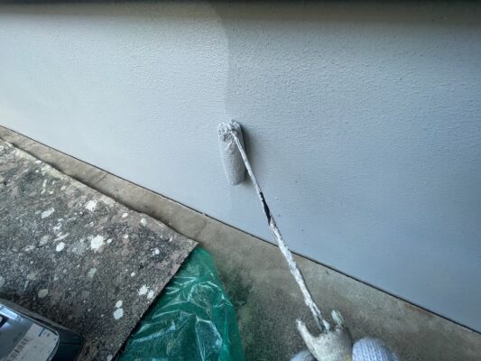 和歌山市密着の外壁塗装・屋根塗装専門店エースペイントの基礎の塗装　上塗り塗装