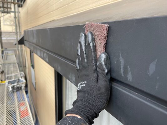 和歌山市密着の外壁塗装・屋根塗装専門店エースペイントのシャッターボックスの塗装　ケレン