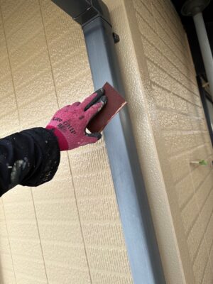和歌山市密着の外壁塗装・屋根塗装専門店エースペイントの竪樋の塗装　ケレン