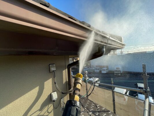 和歌山市密着の外壁塗装・屋根塗装専門店エースペイントの付帯部の塗装　高圧洗浄