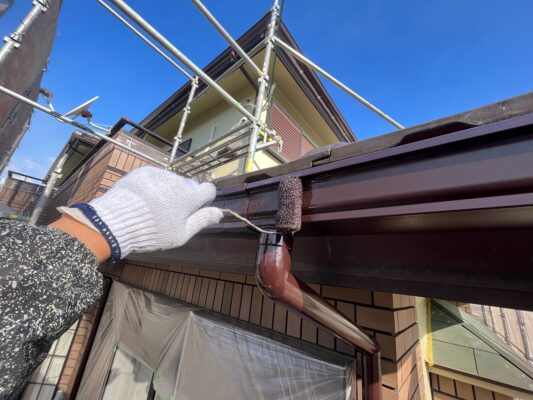 和歌山市密着の外壁塗装・屋根塗装専門店エースペイントの軒樋の塗装　上塗り塗装