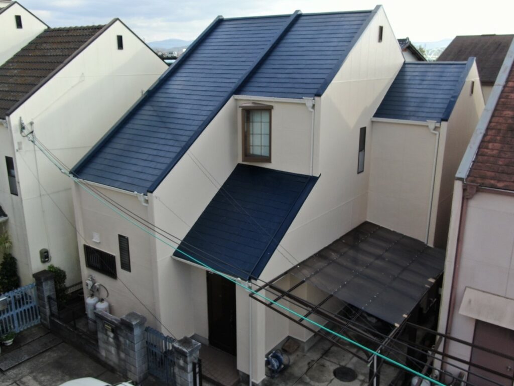【和歌山市】　S様邸<br>『クリームイエローの外壁にブルーブラックの屋根が穏やかな印象の素敵な仕上がりに…✧₊°』インテグラルコート塗布2