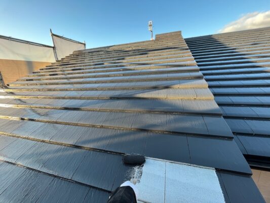 和歌山市密着の外壁塗装・屋根塗装専門店エースペイントの屋根の塗装　中塗り塗装