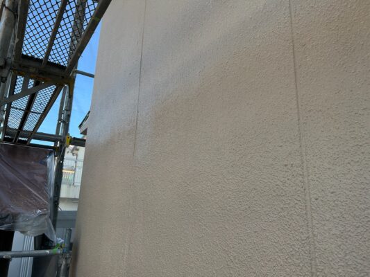 和歌山市密着の外壁塗装・屋根塗装専門店エースペイントの外壁の塗装　中塗り塗装
