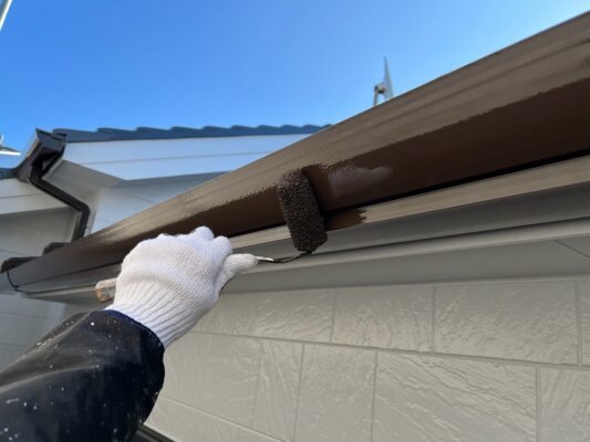 和歌山市密着の外壁塗装・屋根塗装専門店エースペイントの軒樋の塗装　上塗り塗装