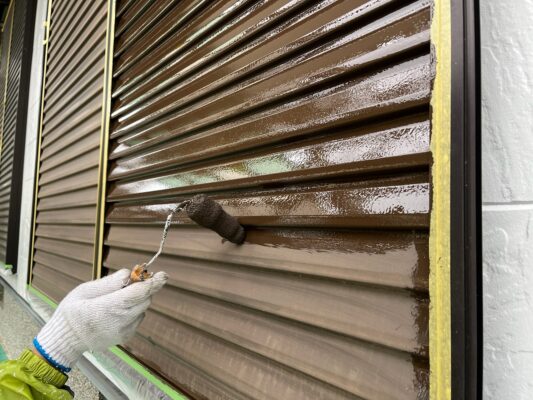 和歌山市密着の外壁塗装・屋根塗装専門店エースペイントの雨戸の塗装　中塗り塗装