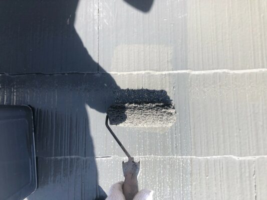 和歌山市密着の外壁塗装・屋根塗装専門店エースペイントの屋根の塗装　上塗り塗装