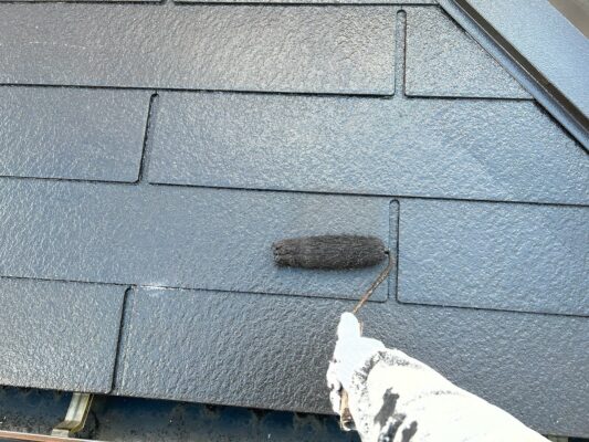和歌山市密着の外壁塗装・屋根塗装専門店エースペイントの屋根の塗装　中塗り塗装