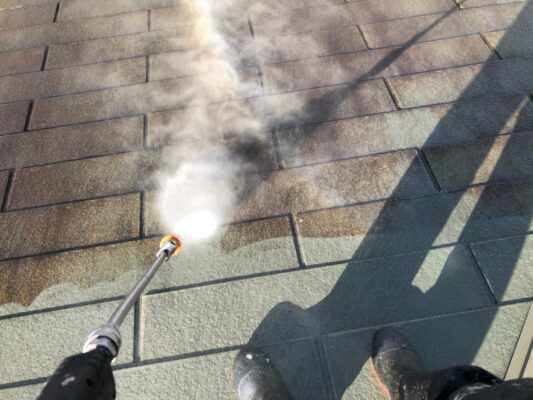 和歌山市密着の外壁塗装・屋根塗装専門店エースペイントの屋根の塗装　高圧洗浄