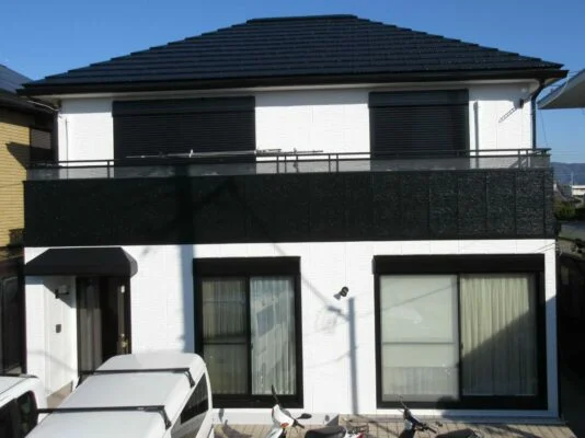 【和歌山市】　M様邸<br>『ホワイトの外壁にブラックのアクセントと屋根がスタイリッシュで素敵な仕上がりに…✧₊°』