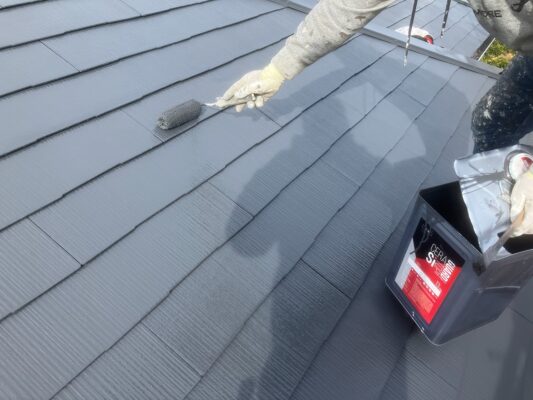 和歌山市の外壁塗装・屋根塗装　屋根の上塗り2回目の塗装中のお写真