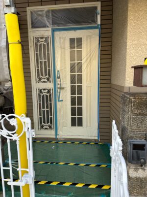 和歌山市密着の外壁塗装・屋根塗装専門店エースペイントの外壁の塗装　玄関部　養生