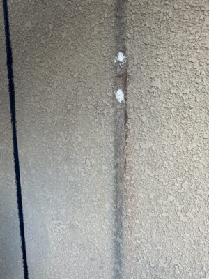 和歌山市密着の外壁塗装・屋根塗装専門店エースペイントの外壁の塗装　AC配管カバー裏　ケレン完了