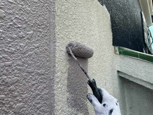 和歌山市密着の外壁塗装・屋根塗装専門店エースペイントの外壁の塗装　中塗り塗装