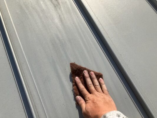 屋根塗装　ケレン作業