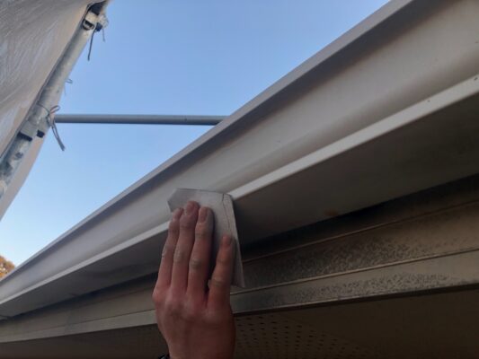 和歌山市密着の外壁塗装・屋根塗装専門店エースペイントの軒樋の塗装　ケレン