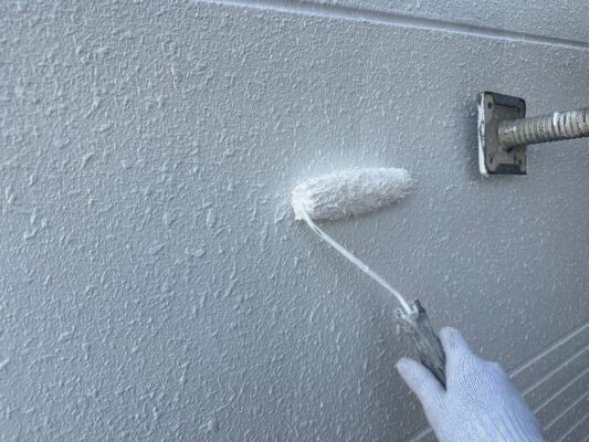 和歌山市密着の外壁塗装・屋根塗装専門店エースペイントの外壁の塗装　厚塗り工法　下塗り塗装
