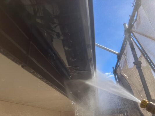 和歌山市密着の外壁塗装・屋根塗装専門店エースペイントの軒樋の塗装　高圧洗浄