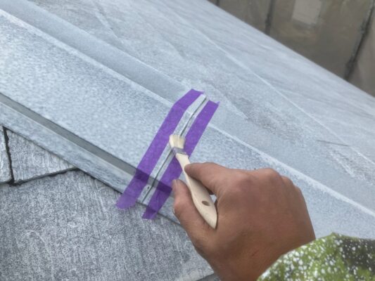 和歌山市密着の外壁塗装・屋根塗装専門店エースペイントの屋根板金の塗装　プライマー塗布