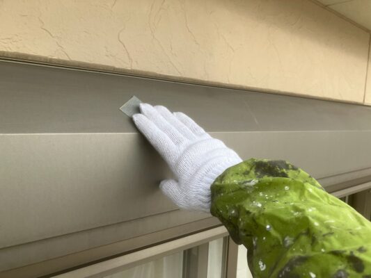 和歌山市密着の外壁塗装・屋根塗装専門店エースペイントの付帯部の塗装　シャッタ―ボックス　ケレン