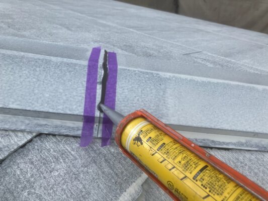 和歌山市密着の外壁塗装・屋根塗装専門店エースペイントの屋根板金の塗装　コーキング打設
