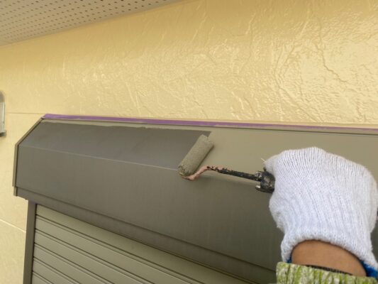 和歌山市密着の外壁塗装・屋根塗装専門店エースペイントの付帯部の塗装　シャッタ―ボックス　中塗り塗装