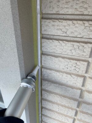 和歌山市密着の外壁塗装・屋根塗装専門店エースペイントの外壁の塗装　サッシ周り　コーキング打設
