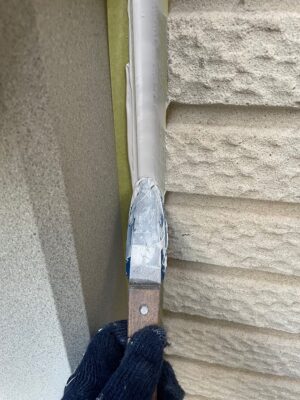 和歌山市密着の外壁塗装・屋根塗装専門店エースペイントの外壁の塗装　サッシ周り　コーキング均し