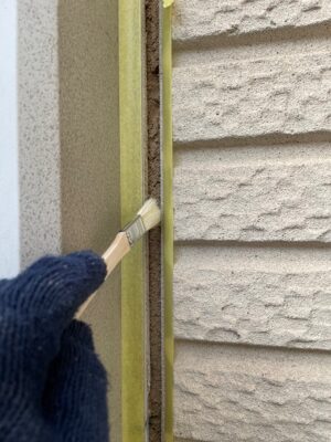 和歌山市密着の外壁塗装・屋根塗装専門店エースペイントの外壁の塗装　サッシ周り　プライマー塗布