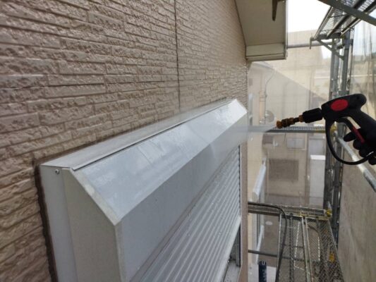 和歌山市密着の外壁塗装・屋根塗装専門店エースペイントの付帯部の塗装　シャッターボックス　高圧洗浄
