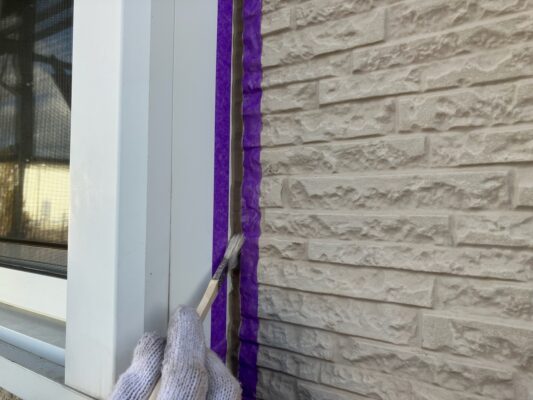 和歌山市密着の外壁塗装・屋根塗装専門店エースペイントの外壁の塗装　サッシ周り　プライマー塗布