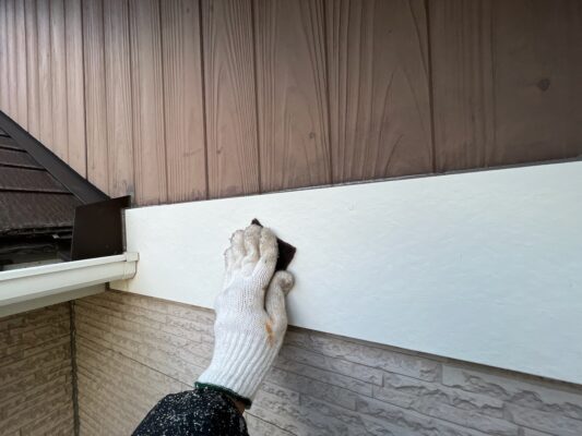 和歌山市密着の外壁塗装・屋根塗装専門店エースペイントの付帯部の塗装　幕板　ケレン