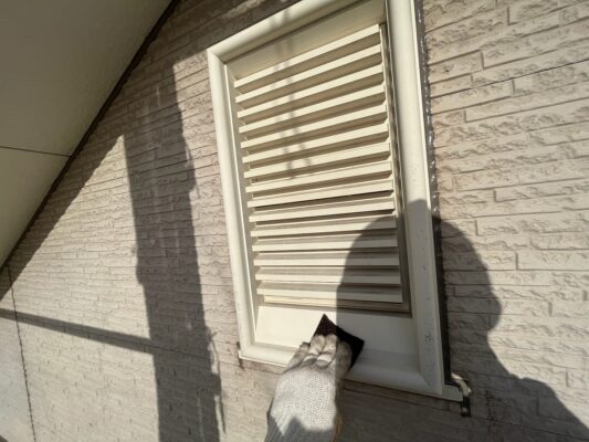 和歌山市密着の外壁塗装・屋根塗装専門店エースペイントの付帯部の塗装　空気孔　ケレン