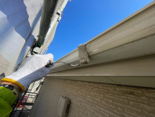 和歌山市密着の外壁塗装・屋根塗装専門店エースペイントの付帯部の塗装　上塗り塗装