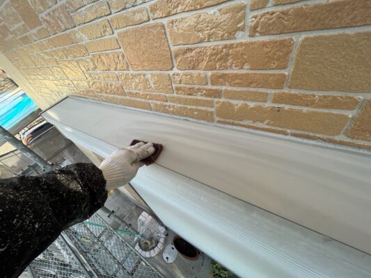 和歌山市密着の外壁塗装・屋根塗装専門店エースペイントの付帯部の塗装　シャッターボックス　ケレン