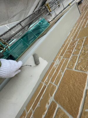 和歌山市密着の外壁塗装・屋根塗装専門店エースペイントの付帯部の塗装　シャッターボックス　中塗り塗装
