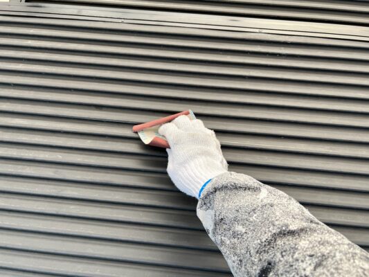 和歌山市密着の外壁塗装・屋根塗装専門店エースペイントの付帯部の塗装　雨戸　ケレン