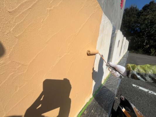 和歌山市密着の外壁塗装・屋根塗装専門店エースペイントの擁壁の塗装　中塗り塗装