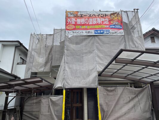 和歌山市密着の外壁塗装・屋根塗装専門店エースペイントの屋根の塗装と付帯部の塗装　足場組立