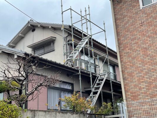 和歌山市密着の外壁塗装・屋根塗装専門店エースペイントの屋根の塗装　足場組立