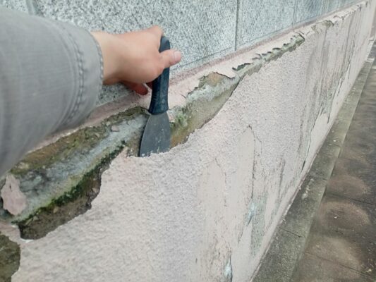 和歌山市密着の外壁塗装・屋根塗装専門店エースペイントの擁壁の塗装　剥がし